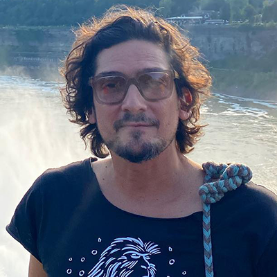León Larregui